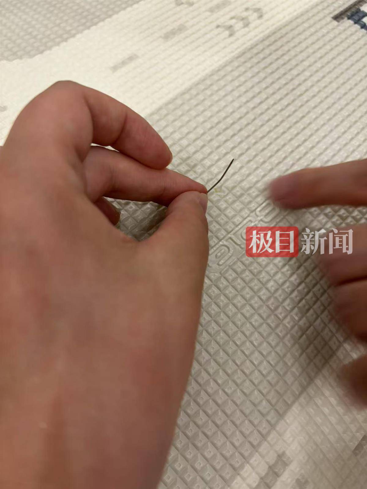 貝易寶寶爬行墊里竟然有根“針”？商家：與我們使用的縫紉機(jī)針不一樣<strong></p>
<p>針通機(jī)
</strong>，來(lái)源正在調(diào)查:針通機(jī)

